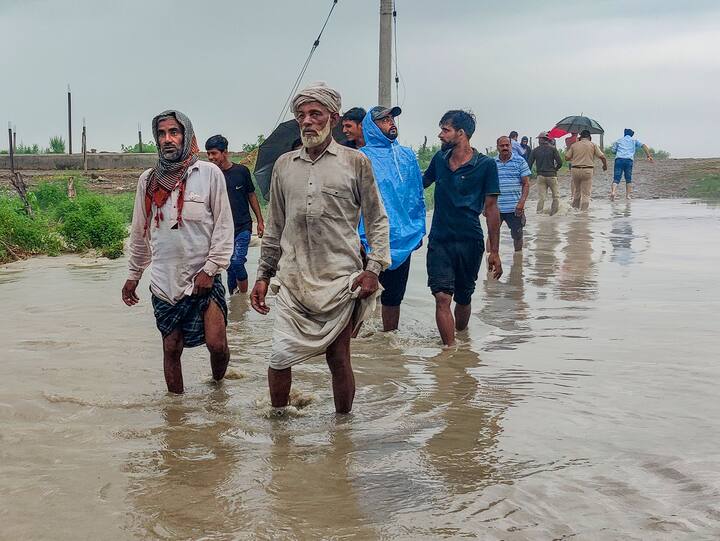 Jammu: पावसाने काही निवडक राज्ये किंवा शहरे सोडली तर आसेतूहिमाचल सर्वांना तडाखा दिला. 22 जुलैचा हा फोटो जम्मूचा आहे. जम्मू परिसरात परगवालमध्ये चिनाब नदीजवळ पाणी तुंबल्याने संपूर्ण परिसर जलमय झाला. दैनंदिन कामकाजासाठी जम्मूकरांना अशा पाण्यातून वाट काढावी लागली. (PTI Photo)