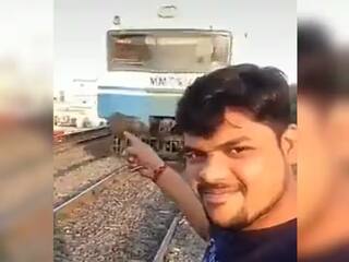 Viral Video: ਪਿੱਛੇ ਤੋਂ ਆ ਰਹੀ ਟਰੇਨ ਦੀ ਵੀਡੀਓ ਬਣਾ ਰਿਹਾ ਸੀ ਵਿਅਕਤੀ, ਹੋਇਆ ਭਿਆਨਕ ਹਾਦਸੇ ਦਾ ਸ਼ਿਕਾਰ, ਦੇਖੋ ਵੀਡੀਓ