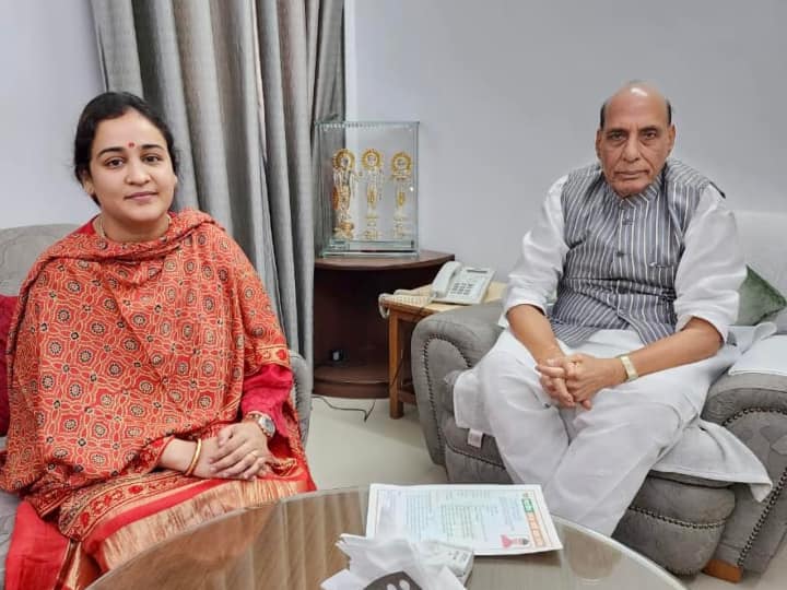 BJP leader Aparna Yadav met Defense Minister Rajnath Singh in Lucknow Aparna Yadav: रक्षा मंत्री राजनाथ सिंह से BJP नेता अपर्णा यादव ने की मुलाकात, इन मुद्दों पर हुई बात