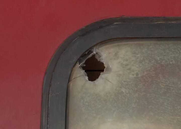 આ ઘટનામાં ASI અને અન્ય 3 મુસાફરોનું ગોળી વાગવાથી મોત થયું હતું. ચેતન નામના કોન્સ્ટેબલે ફાયરિંગ કર્યું હતું.