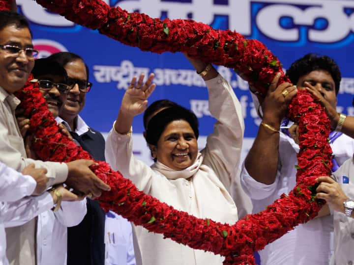 Lok Sabha Election 2024 Mayawati third front To Counter NDA INDIA Alliance Can BSP tied up with Asaduddin Owaisi AIMIM Lok Sabha Election 2024: तीसरा मोर्चा बनाने में जुटी मायावती! क्या BSP बिगाड़ सकती है NDA-INDIA का समीकरण?