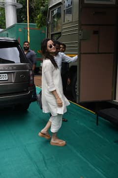 షూటింగ్‌లో బిజీగా ఆలియా - వైట్ డ్రస్సులో అదిరిపోతూ!