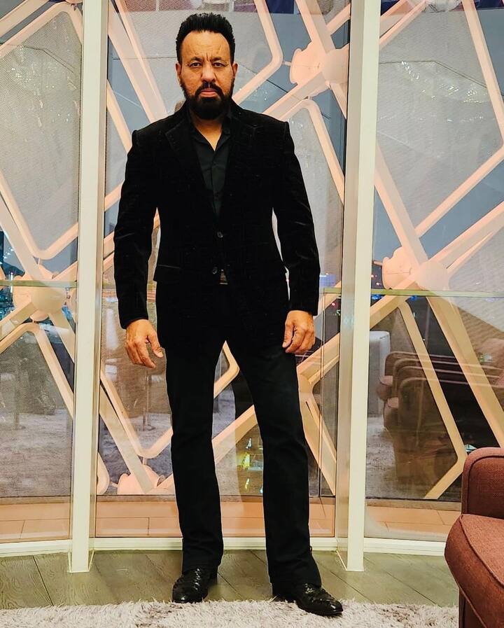 शेरा सोशल मीडिया पर भी काफी ज्यादा एक्टिव हैं. जहां लाखों लोग उन्हें फॉलो करते हैं और उनकी तस्वीरों को खूब पसंद भी करते हैं.