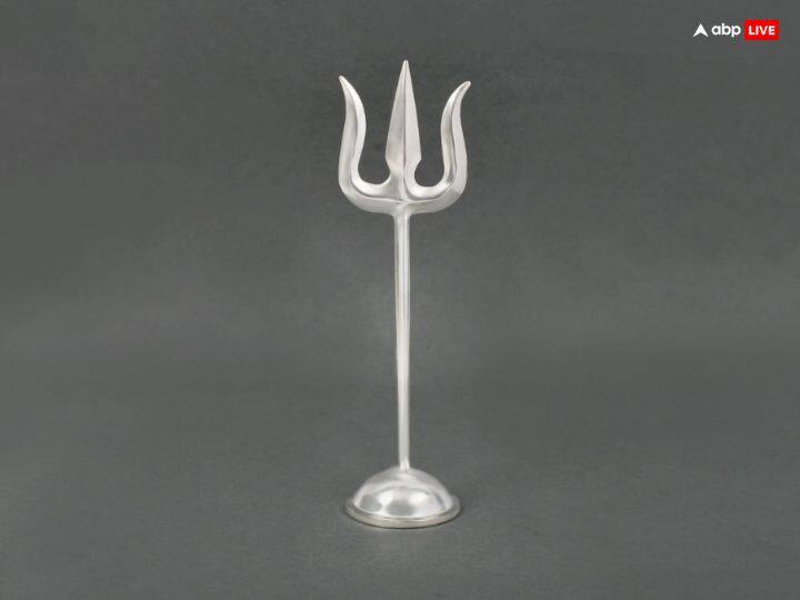 सावन अधिममास की पूर्णिमा के दिन घर में चांदी का त्रिशूल स्थापित करना शुभ होता है. मान्यता है इससे घर में कभी बुरी शक्तियां प्रवेश नहीं करती.