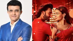 বাইশ গজের কিংবদন্তির হঠাৎ রুপোলি পর্দায় স্বাদবদল! 'রকি রানি'-র সিনেমা দেখতে সপরিবারে প্রেক্ষাগৃহে সৌরভ