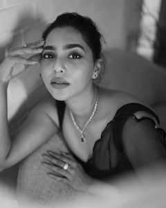 బ్లాక్ శారీలో కైపెక్కించే చూపులతో కుర్రాళ్ళ మతిపోగొడుతున్న అందాల ‘అమ్ము’