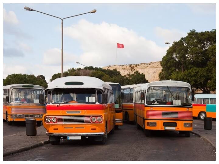 इसके अलावा एक तर्क ये भी दिया जाता है, जिन गाड़ियों का इंजन आगे निकला हुआ होता है, उनके शीशे टेढ़े होते हैं और जिन गाड़ियों का इंजन अंदर की तरह होता है, उनका कांच सीधा होता है.