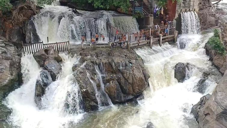 Water flow collapse to Pilikundulu Allowed to bath in hogenakkal TNN பிலிகுண்டுலுவுக்கு நீர்வரத்து சரிவு; ஒகேனக்கல்லில் குளிக்க, பரிசல் இயக்க அனுமதி