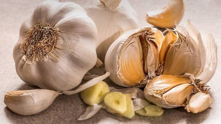 Benefits Of Eating Raw Garlic:রান্নাঘরের অন্যতম জরুরি উপকরণ, বিভিন্ন পদের স্বাদ বাড়াতেও রসুনের রীতিমতো নামডাক রয়েছে। কিন্তু তার গুরুত্ব স্রেফ এতেই শেষ নয়।