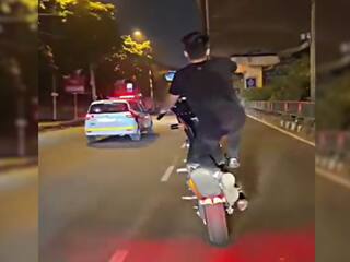 Viral Video: पुलिस की गाड़ी के पास शख्स ने किया खतरनाक 'बाइक स्टंट', गुस्से में आए यूजर्स