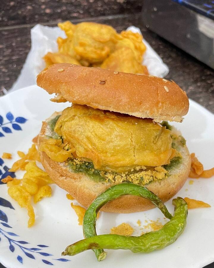 वडा पाव महाराष्ट्र के सबसे फेमस स्ट्रीट फूड में से एक है. देश विदेशों में भी खूब पसंद किया जाता है. इसमें लहसुन की चटनी और तली हुई हरी मिर्च जैसे मसाले डाले जाते हैं. आप जब भी महाराष्ट्र जाएं इसका स्वाद जरूर चखें.