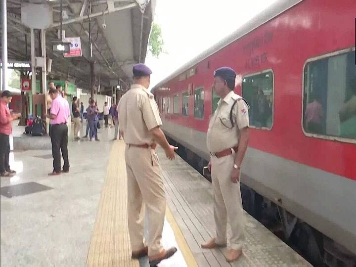 Jaipur-Mumbai Train Firing: चलती जयपुर-मुंबई एक्सप्रेस में ताबड़तोड़ फायरिंग, एक ASI समेत 4 की मौत, पकड़ा गया गोली चलाने वाला RPF कांस्टेबल Mumbai Rapid firing in Jaipur Express train, ASI and 3 passengers died Jaipur-Mumbai Train Firing: चलती जयपुर-मुंबई एक्सप्रेस में ताबड़तोड़ फायरिंग, एक ASI समेत 4 की मौत, पकड़ा गया गोली चलाने वाला RPF कांस्टेबल