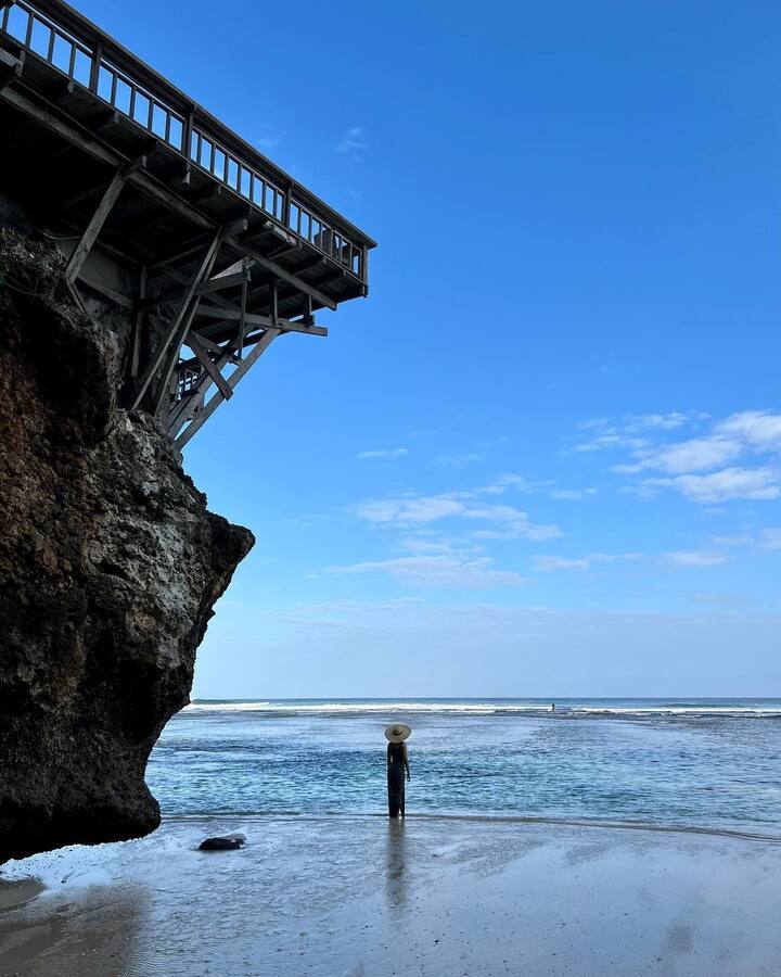 இவர் தனது தோழியுடன் பாலி தீவுக்கு சுற்றுலா சென்றுள்ளார்