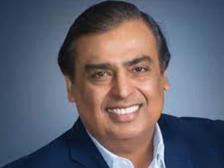 वहीं मुकेश अंबानी के पास एंटीलिया जैसा आलीशान घर है, जो दुनिया के सबसे महंगे घरों में से एक है. इसकी कीमत 12000 करोड़ रुपये बताई जाती है. इसमें सभी ऐशो-आराम की चीजें हैं. अंबानी का पूरा परिवार इसी घर में रहता है, लेकिन कभी ये परिवार गुजरात के घर में रहता था.