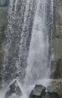 नांदेडच्या माहुरमधील धबधबा प्रवाहित