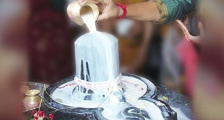 Shrawan Somawar 2023:શ્રાવણના પહેલા સોમવારે મહાદેવને આ પદાર્થથી કરો અભિષેક, મનની દરેક મુરાદ થશે પરિપૂર્ણ Shrawan Somawar 2023:શ્રાવણના પહેલા સોમવારે મહાદેવને આ પદાર્થથી કરો અભિષેક, મનની દરેક મુરાદ થશે પરિપૂર્ણ