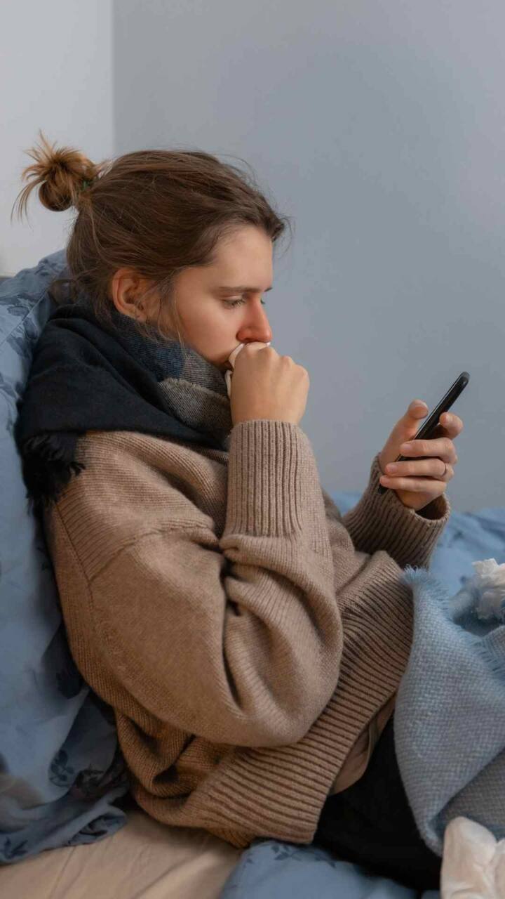 এই কাশি ফ্লু, সর্দি, হাঁপানি, অন্যান্য অসুস্থতার কারণে হতে পারে। এমনকী সিগারেটের ধোঁয়ার জন্যও বাড়তে পারে এই কাশি। প্রাথমিক পর্যায়ে কিছু ঘরোয়া পদ্ধতিতে প্রতিকার করা সম্ভব।