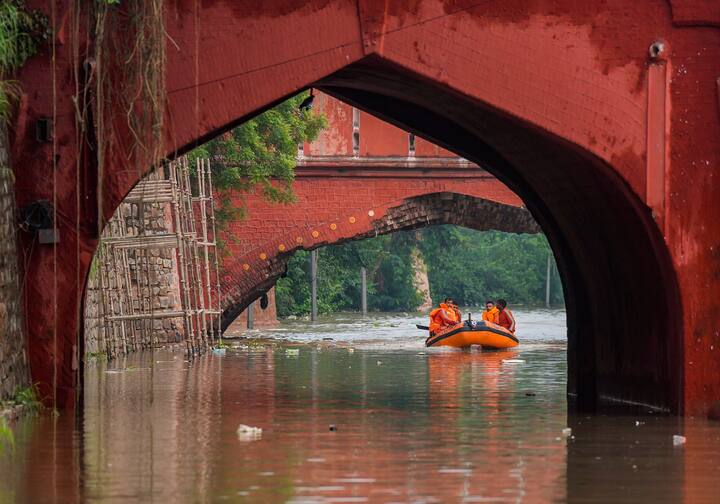 New Delhi: राजधानी नवी दिल्लीचा हा फोटो. हा फोटो जसा जुन्हा म्हणजे 14 जुलै रोजीचा आहे. यमुना नदीला आलेल्या पुरामुळे मोठा परिसर जलमय झाला. एनडीआरएफला मदत आणि बचाव कार्यासाठी चक्क होड्या वापराव्या लागल्या. राजधानी दिल्लीतील एक महत्वाचं आकर्षण आणि उज्ज्वल इतिहासाचा साक्षीदार असलेल्या लाल किल्ला परिसरातील हा फोटो आहे. दिल्लीतल्या या महापुराने तब्बल 45 वर्षांपूर्वीचा विक्रम मोडल्याचं हवामान विभाग आणि प्रशासनाकडून सांगण्यात आलं.  (PTI Photo/Manvender Vashist Lav)