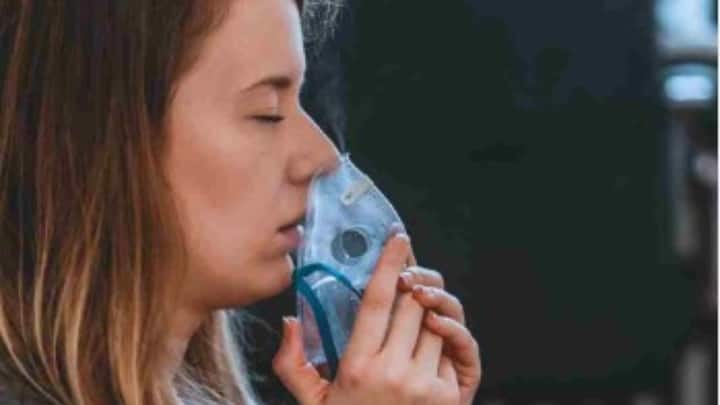 তা ছাড়াও ফুসফুসে ব্রংকাইটিস এবং নিউমোনিয়ার মতো সংক্রমণের আশঙ্কা বেড়ে যেতে পারে। ফুসফুসে ক্যানসার ও সিওপিডি-র আশঙ্কাও বাড়তে পারে।