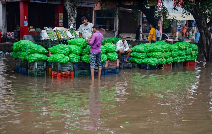 Gurugram:गुरुग्राममधील फळमंडई.. गुरुग्राम हरियाणामधील या सर्वाधिक लोकसंख्येचं आणि राजधानी दिल्लीला लागून असलेलं शहर.. आधी त्याला गुरगांव म्हटलं जाई. पण अलीकडेच त्याचं नामकरण गुरुग्राम झालं, पण नाव बदललं तरी शहरातील नागरी सुविधा बदलल्या नाहीतच.. याची साक्ष पटवणारा, शनिवारी 29 जुलै रोजी काढलेला हा फोटो. फळ आणि भाजी मंडईत विक्री करायचा माल तर आलेला आहे, पण गुडघ्यापेक्षाही जास्त पाण्यात  सर्व मंडई असल्यामुळे ग्राहक येणार तरी कसे,यामुळेच आलेला माल विक्रीसाठी मांडायची हिंमत या फळविक्रेत्याची अजून केलेली नसावी  (PTI Photo)