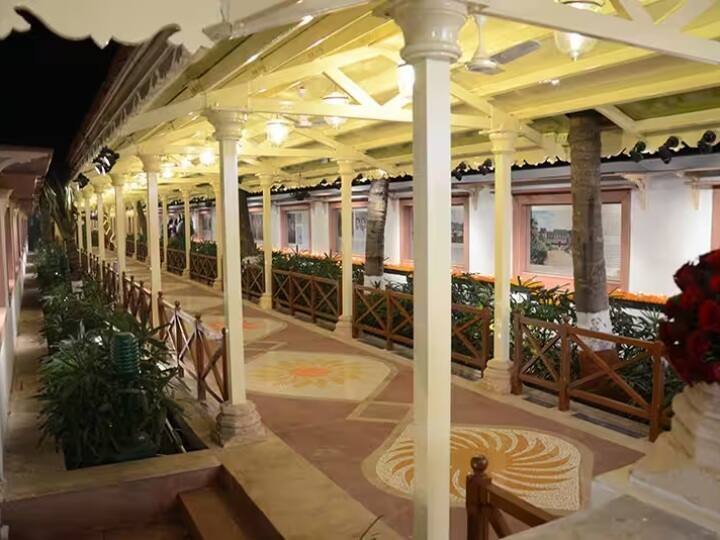 ઘરનું ઈન્ટીરીયર રોયલ્ટીને ધ્યાનમાં રાખીને બનાવવામાં આવ્યું છે. તેને મુકેશ અંબાણીની દેખરેખ હેઠળ રાખવામાં આવ્યું છે. તેમાં વિશાળ ઝુમ્મર, ઉત્કૃષ્ટ આર્ટ પીસ, એન્ટિક ફર્નિચર છે જે રોયલ્ટીના દર્શન કરાવે છે.