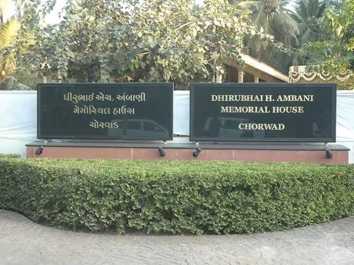 ધીરુભાઈ અંબાણી મેમોરિયલ હાઉસ 1.2 એકર જમીનમાં ફેલાયેલું છે અને તે બે ભાગમાં વહેંચાયેલું છે. જ્યાં એક ભાગ પરિવાર માટે આરક્ષિત છે અને બીજો જાહેર જનતા માટે ખુલ્લો છે. ઘર એક એકરથી વધુ વિસ્તારમાં ફેલાયેલા સુંદર લીલાછમ લૉનથી ઘેરાયેલું છે. તેમની સત્તાવાર વેબસાઇટ અનુસાર, તે ત્રણ ભાગોમાં વહેંચાયેલું છે. એક જાહેર જનતા માટે ખુલ્લો છે, બીજો નાળિયેર પામનો બગીચો અને ત્રીજો પરિવાર માટે રિઝર્વ છે.