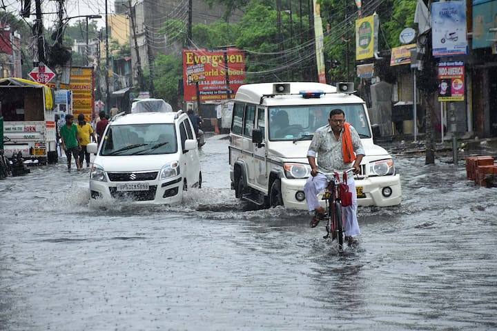 Gorakhpur: उत्तर प्रदेशातील गोरखपूरमधील एका जलमय रस्त्याचा हा फोटो आहे, शनिवार 29 जुलै रोजी काढलेला.. गोरखपूर हा उत्तर प्रदेशचे मुख्यमंत्री योगी आदित्यानंद याचा मतदारसंघ.. पावसाने उडवलेली दाणादाण लक्षात येण्यासाठी हा फोटो पुरेसा ठरावा.. (PTI Photo)
