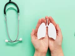 World Lung Cancer Day 2023: जानिए लंग्स कैंसर के सबसे पहले लक्षण क्या होते हैं? तभी सतर्क हो जाएं