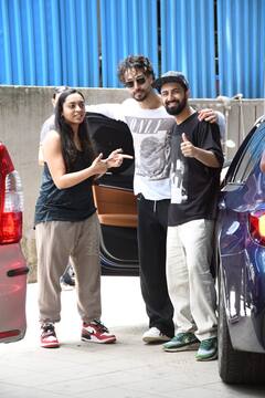 टी शर्ट पहनना भूल गए Tiger Shroff! सिर्फ लोअर पहनकर आ गए बाहर....तस्वीरें वायरल