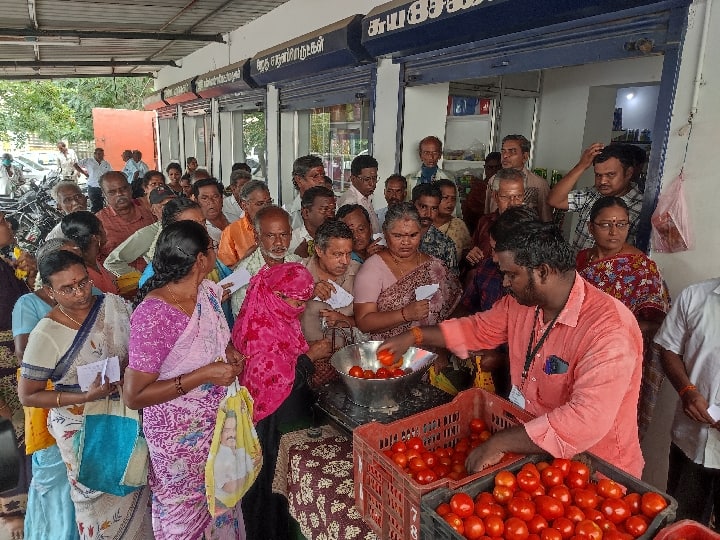 ABP Nadu Impact Sale of tomatoes has resumed at Ration Shops in Salem TNN ABP Nadu Impact: ஏபிபி நாடு செய்தி எதிரொலி; சேலத்தில் நியாய விலை கடைகளில் மீண்டும் தொடங்கிய தக்காளி விற்பனை