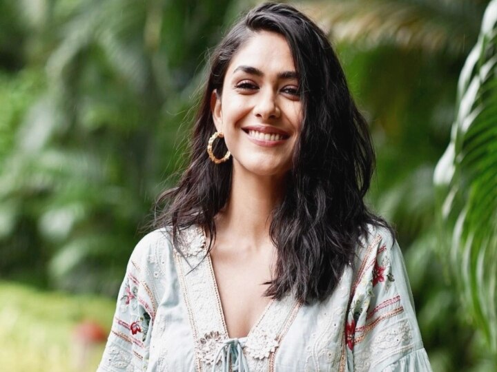 HBD Mrunal Thakur: டிவியில் தொடங்கி பான் இந்தியா நடிகை வரை...  ‘சீதா மகாலட்சுமி’ மிருணாள் தாகூர் பிறந்தநாள் ஸ்பெஷல்!