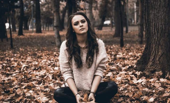 কিন্তু মনে হওয়া মানেই সম্পর্ক থেকে বেরিয়ে আসতে হবে, এমনটা বাধ্যতামূলক নয়। বরং সম্পর্কের ইতিবাচক দিকগুলি খুঁটিয়ে বিশ্লেষণ কার উচিত। কী কী লক্ষণ দেখলে, সম্পর্কে প্রাণ ফেরাতে উদ্যোগী হওয়া উচিত, জেনে নিন।