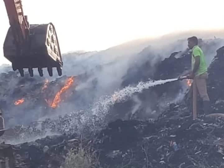 The fire spread like a mountain of garbage in karur TNN கரூரில் மலை போல் குவிந்துள்ள குப்பைகளில் மளமளவென பரவிய தீ - அச்சத்தில் மக்கள்
