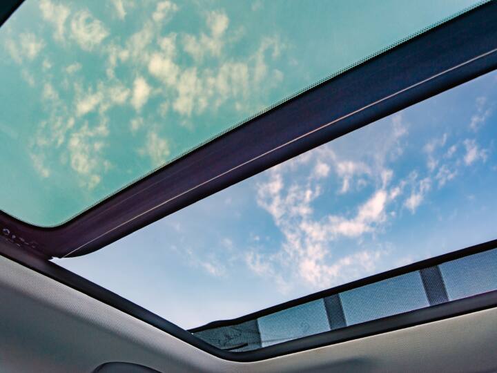Sunroof Car: अगर आपके पास सनरूफ कार है, तो इसके फायदे और नुकसान भी पता होने चाहिए Advantage and disadvantages of a sunroof car check here Sunroof Car: अगर आपके पास सनरूफ कार है, तो इसके फायदे और नुकसान भी पता होने चाहिए