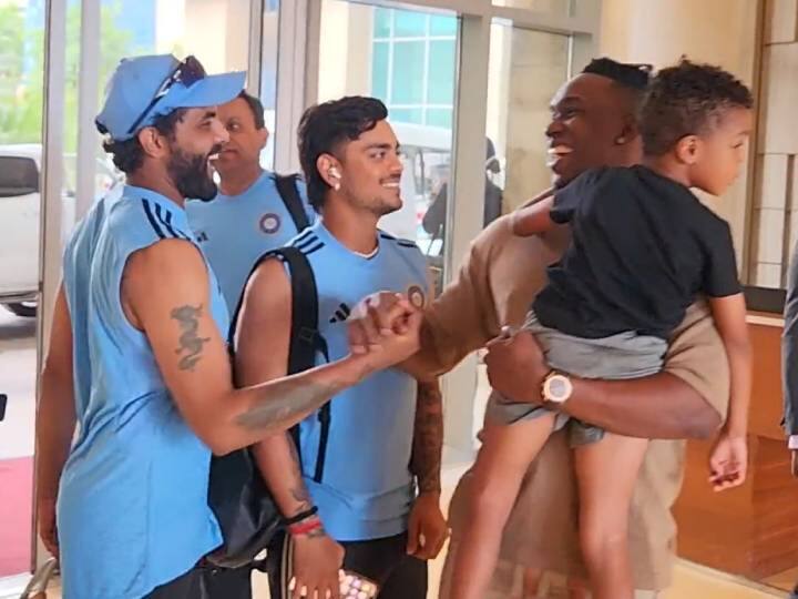 India vs West Indies 3rd ODI Dwayne Bravo welcomes Team India In Trinidad Watch Video IND vs WI: त्रिनिदाद में वेस्टइंडीज दिग्गज ड्वेन ब्रावो ने किया टीम इंडिया का स्वागत, सामने आया वीडियो