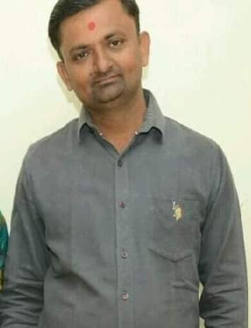 Death of a young man who reached Himmatnagar sub register office for building documents સબ રજિસ્ટાર ઓફિસમાં મકાનના  દસ્તાવેજ માટે પહોંચેલો યુવક અચાનક ઢળી પડ્યો,  હાર્ટઅટેકથી મોત