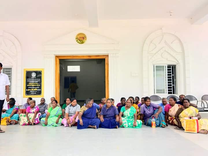 Villupuram Municipality's dismissal of temporary employees without prior notice by laying siege to the municipal office TNN 50 வயதை கடந்து விட்டதால் பணி நீக்கம்; விழுப்புரத்தில் தூய்மை பணியாளர்கள் கண்ணீர்