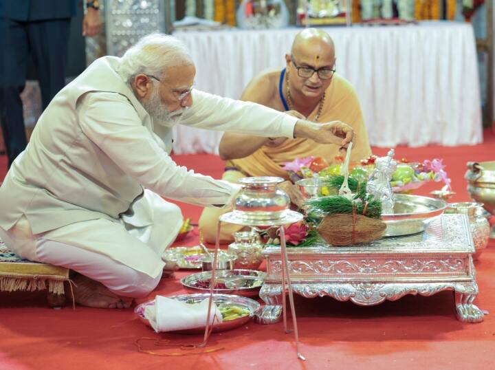 इस कार्यक्रम को संबोधित करते हुए पीएम मोदी ने कहा कि भारत के स्वतंत्रता संग्राम में अग्रणी रहे लोकमान्य तिलक के नाम पर पुरस्कार मिलना सम्मान की बात है. मैंने पुरस्कार राशि नमामि गंगे परियोजना को दान करने का फैसला किया है. मैं ये पुरस्कार देश के 140 करोड़ लोगों को समर्पित करता हूं. उन्होंने कहा कि एक-दूसरे पर भरोसा ही देश को मजबूत बनाएगा. अगर अविश्वास का माहौल है तो विकास असंभव है. पीएम मोदी ने पुणे के दगडूशेठ हलवाई गणेश मंदिर में पूजा-अर्चना भी की.