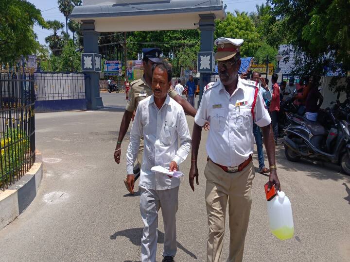 அரசு ஊழியருக்கு எதிராக விவசாயி தீக்குளிக்க முயற்சி; நாகை மாவட்ட ஆட்சியர் அலுவலகத்தில் பரபரப்பு