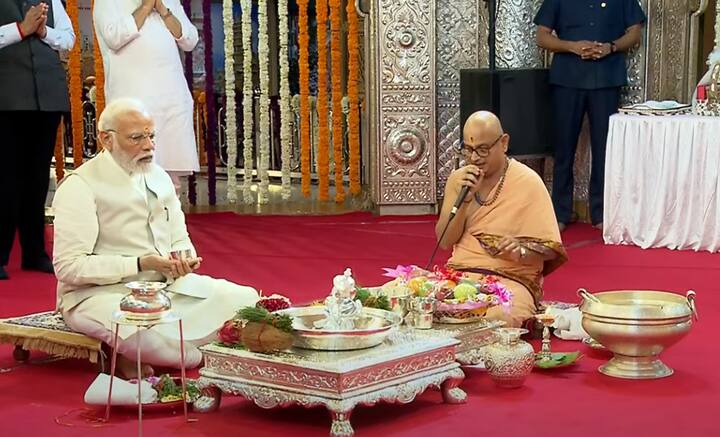 बाप्पाच्या आरतीवेळी त्यांच्यासोबत विविध भाजपचे स्थानिक नेते उपस्थित होते.