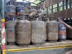 अगस्त के पहले दिन मिली खुशखबरी, 100 रुपये सस्ता हुआ LPG सिलेंडर, देखें नई रेट लिस्‍ट