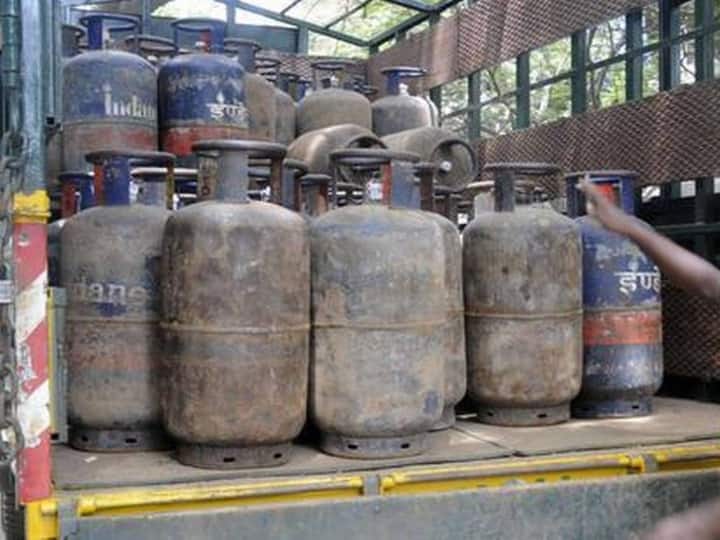 LPG Cylinder Price 19kg commercial Cylinder rate cut up to 100 rupees on 1st August LPG Cylinder Price: अगस्त के पहले दिन मिली खुशखबरी, 100 रुपये सस्ता हुआ LPG सिलेंडर, देखें नई रेट लिस्‍ट
