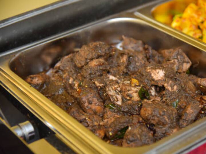 Kerala Style Pepper Chicken Recipe: கேரளா ஸ்டைலில் அசத்தலான பெப்பர் சிக்கன் எப்படி செய்வது என பார்க்கலாம்.