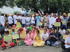 बाजपुर में उत्तराखंड सरकार के खिलाफ लोगों का प्रदर्शन, अपनी जमीनों का वापस मांग रहे हैं मालिकाना हक