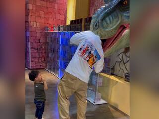 टॉय ड्रैगन के मुंह में फंसा पिता का सिर, तो तड़पकर बचाने आ गया बच्चा, लगा जोर-जोर से रोने- VIDEO