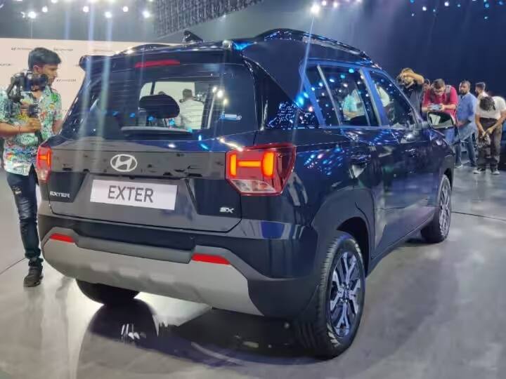 এই তালিকায় প্রথম নামটি হল Hyundai এর micro SUV Hyundai Exeter। যার প্রারম্ভিক মূল্য 6 লক্ষ টাকা এক্স-শোরুমে লঞ্চ করা হয়েছিল। বাজারে এটি সরাসরি টাটা পঞ্চের সাথে প্রতিযোগিতা করে। বিশেষ ফিচার হিসেবে এতে সানরুফ ও ড্যাশ ক্যামের মতো ফিচার দেওয়া হয়েছে।