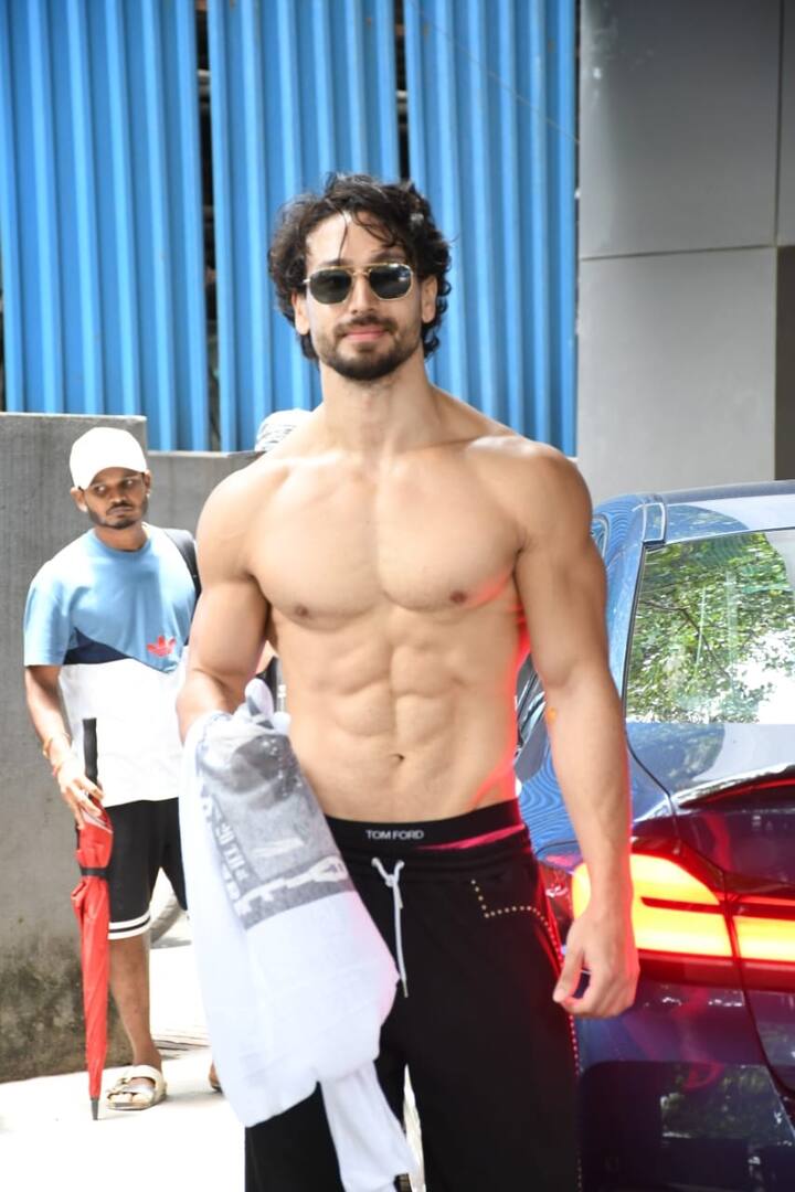 Tiger Shroff Stepped Out Without Shirt Meet Fans Actor Shirt Less Photos Viral On Social Media 0084