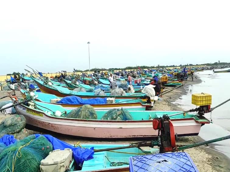 Mayiladuthurai tharangambadi fishermen jailing their fellow fishermen TNN சக மீனவர்களை சிறை பிடித்த தரங்கம்பாடி மீனவர்கள் - தொடரும் சுருக்குமடிவலை பிரச்னை