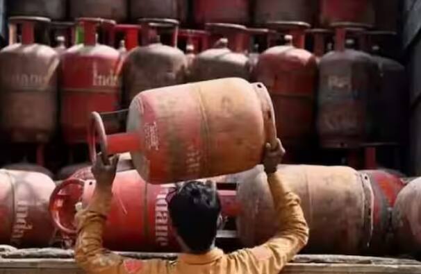 ਐਡਰੈਸ ਪ੍ਰੂਫ ਦੇ ਲਈ, ਤੁਸੀਂ ਆਧਾਰ ਕਾਰਡ, ਪਾਸਪੋਰਟ, ਲੀਜ ਐਗਰੀਮੈਂਟ, ਡਰਾਈਵਿੰਗ ਲਾਇਸੈਂਸ, ਵੋਟਰ ਆਈਡੀ ਕਾਰਡ, ਬੈਂਕ ਸਟੇਟਮੈਂਟ, ਮਕਾਨ ਜਾਂ ਜ਼ਮੀਨ ਦੀ ਕਾਪੀ ਵਰਗੇ ਦਸਤਾਵੇਜ਼ ਦਿਖਾ ਸਕਦੇ ਹੋ।