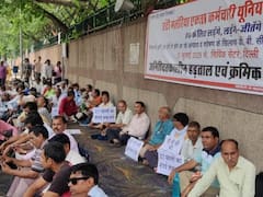 दिल्ली पुलिस ने हड़ताल पर बैठे DBC कर्म​चारियों को जबरन उठाया, हड़ताल जारी रखने का दावा